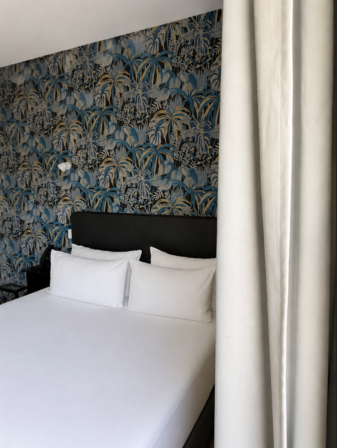 Lit double d’une chambre standard au Petit Périer à Laval
